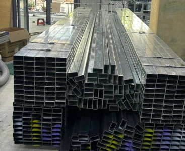Thép hộp mạ kẽm Hoa Phát (30 x 60 x 1,8)